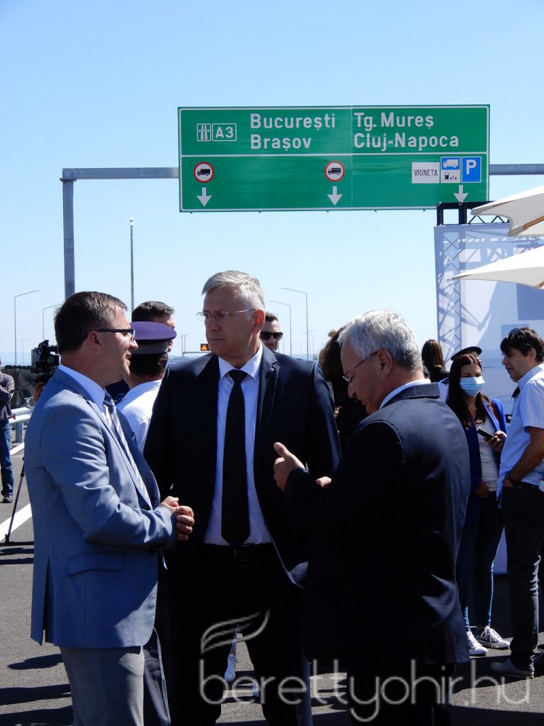 Átadták az M4-es autópálya Ártándig tartó szakaszát03